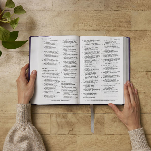 NKJV Giant Print End-of-Verse Reference Bible, Purple Leathersoft, Red Letter, Comfort Print: Holy Bible