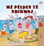 I Love to Help (Albanian Children's Book)