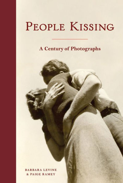 People Kissing: A Century of Photographs (Vintage snapshots and postcards, a great gift for engagements, wedding showers, and anniversaries)