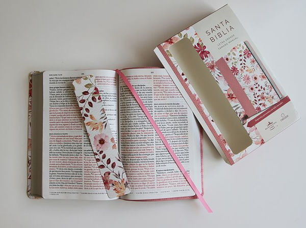 Biblia Reina Valera 1960 letra grande. Piel rosada con flores, tamaño manual / S panish Bible RVR 1960 Large Print. Imitation Pink Leather With Flowers