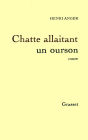 Chatte allaitant un ourson