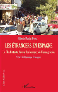 Title: Les étrangers en Espagne: La file d'attente devant les bureaux de l'immigration, Author: Alberto Martin Perez