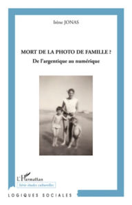 Title: Mort de la photo de famille ?: De l'argentique au numérique, Author: Irène Jonas