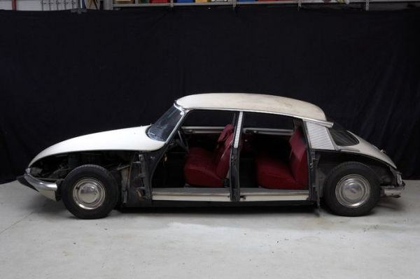 The Goddess-La Déesse: Investigations on the Legendary Citroën DS