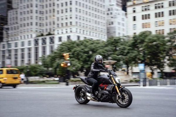 Marco Campelli: The Way Out: New York beyond Manhattan Riding Away on a Ducati