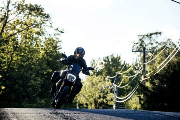 Marco Campelli: The Way Out: New York beyond Manhattan Riding Away on a Ducati