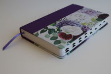 Alternative view 4 of Biblia RVR1960 Tapa dura y tela morada con flores tamaño manual con índice / Spanish Bible RVR 1960, Hardcover, Purple Cloth with Flowers, Handy Size