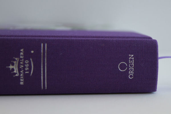 Biblia RVR1960 Tapa dura y tela morada con flores tamaño manual con índice / Spanish Bible RVR 1960, Hardcover, Purple Cloth with Flowers, Handy Size