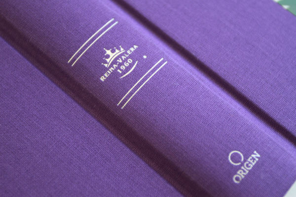 Biblia RVR1960 Tapa dura y tela morada con flores tamaño manual con índice / Spanish Bible RVR 1960, Hardcover, Purple Cloth with Flowers, Handy Size