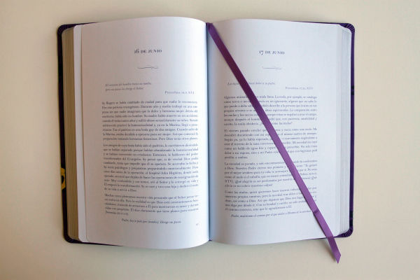 Un año con Dios: 365 devocionales para la mujer / A Year with God. Purple Leathersoft: 365 Devotions for Women