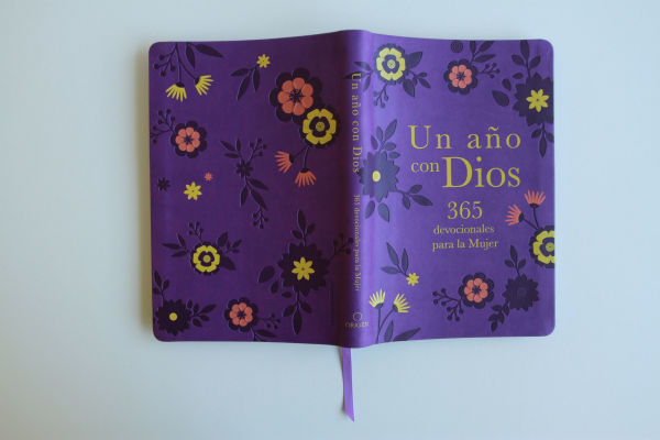 Un año con Dios: 365 devocionales para la mujer / A Year with God. Purple Leathersoft: 365 Devotions for Women