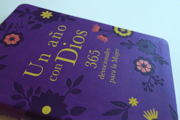 Un año con Dios: 365 devocionales para la mujer / A Year with God. Purple Leathersoft: 365 Devotions for Women