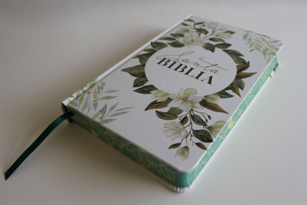 Biblia RVR 1960 letra grande tamaño manual, tapa dura con flores blancas y cantos pintados / Spanish Bible RVR 1960 Handy Size white flowers sprayed edges