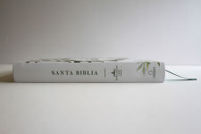Alternative view 6 of Biblia RVR 1960 letra grande tamaño manual, tapa dura con flores blancas y cantos pintados / Spanish Bible RVR 1960 Handy Size white flowers sprayed edges