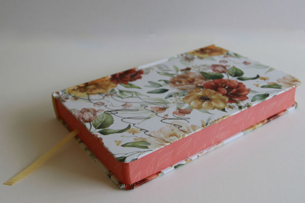 Biblia RVR 1960 letra grande tamaño manual, HC, flores rosadas y cantos pintados / Spanish Bible RVR 1960 Handy Size Large Print with flowers and sprayed edge