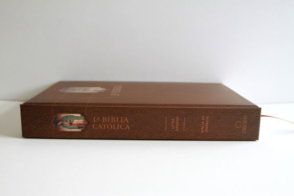La Biblia Católica: Edición letra grande. HC, marrón con índice, Virgen de Guadalupe en la cubierta / Catholic Bible. HC, Brown, index, with Virgin of Guada