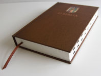 Alternative view 5 of La Biblia Católica: Edición letra grande. HC, marrón con índice, Virgen de Guadalupe en la cubierta / Catholic Bible. HC, Brown, index, with Virgin of Guada