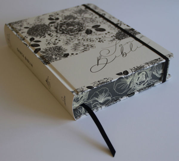 Biblia de Apuntes RVR 1960 Tapa dura, Blanco y negro con flores (Edición cantos pintados) / Spanish Journalling Bible RVR 1960 HC Black and White with Flowers